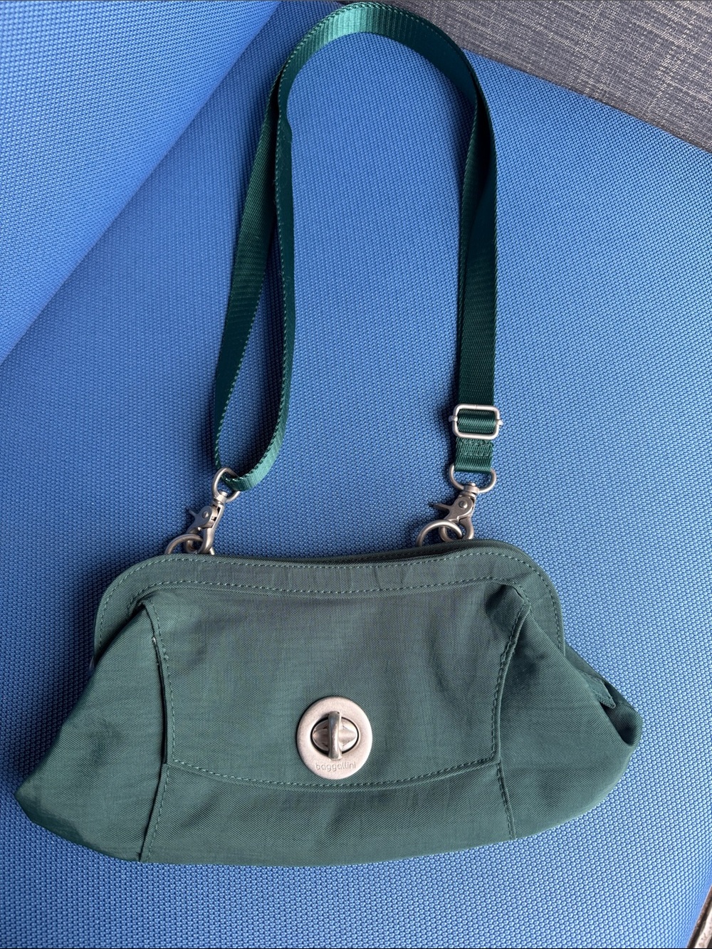 Baggallini Green Crossbody Shoulder Bag with Turn-Lock Closure